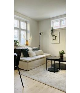 - un salon avec un canapé et une table dans l'établissement ApartmentInCopenhagen Apartment 1514, à Copenhague