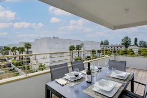 d'une table à manger sur le balcon d'un appartement. dans l'établissement Residence Sunlight, à Lido di Jesolo