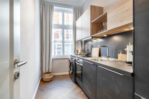 uma cozinha com um lavatório e uma bancada em Apartment Villa Anna - Wohnung mit Stellplatz em Emden