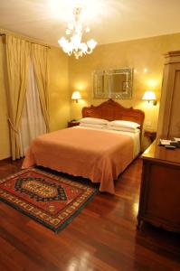 A bed or beds in a room at Hotel Bisanzio