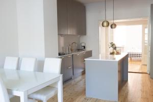 Kuchyň nebo kuchyňský kout v ubytování 2ndhomes Luxury 3 BR Brand New 106 m2 Apartment with Spa in Helsinki Center