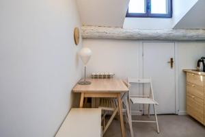 eine kleine Küche mit einem Tisch und einem Stuhl in der Unterkunft Easylife - Grazioso monolocale in zona Buenos Aires in Mailand