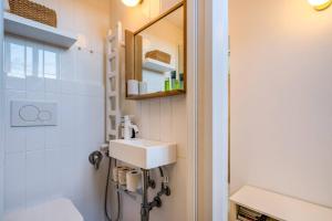 ein Bad mit einem Waschbecken und einem Spiegel in der Unterkunft Easylife - Grazioso monolocale in zona Buenos Aires in Mailand