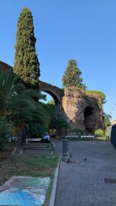 A garden outside Aqua Claudia and Anio Novus Apartments