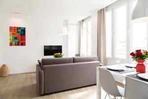パリにあるArc de Triomphe Apartmentのリビングルーム(ソファ、テーブル付)