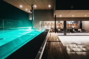 una piscina en medio de una casa en Hotel Tirolerhof 4 Sterne Superior, en Tux