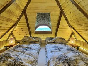 sypialnia z 2 łóżkami na poddaszu w obiekcie Dreamland w mieście Bodzentyn
