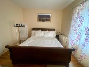 En eller flere senge i et værelse på Lovely and cosy House in Cardiff South Wales