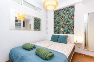 1 dormitorio con cama y espejo en Azul Apartment, en Las Palmas de Gran Canaria