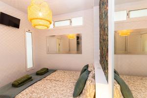 1 dormitorio con cama y lámpara de araña en Azul Apartment, en Las Palmas de Gran Canaria