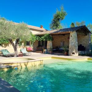 una piscina frente a una casa en Villa de 3 chambres avec piscine privee jacuzzi et jardin clos a Lussana, en Lussan