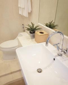 Bilik mandi di Baan Maikhao pool villa +10 gambar