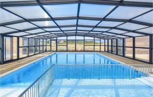 una piscina cubierta con techo de cristal en Gorgeous Home In Olonzac With Kitchen, en Olonzac