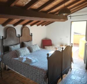 ein Schlafzimmer mit einem großen Bett in einem Zimmer in der Unterkunft Antico Gioiello Umbro , appartamento con terrazza in Foligno