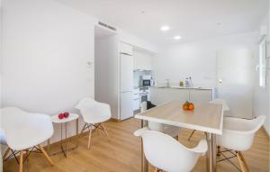Η κουζίνα ή μικρή κουζίνα στο Stunning Apartment In Denia With Wifi