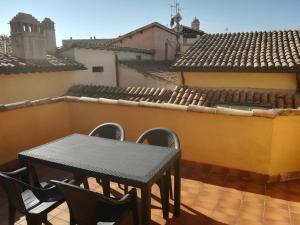 stół i krzesła na balkonie z dachem w obiekcie Antico Gioiello Umbro , appartamento con terrazza w mieście Foligno