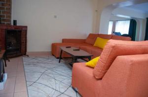 Posezení v ubytování Zoe Homes 3br Mansionette Own Compound Kericho town near Green Square mall