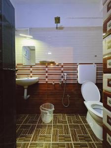 y baño con aseo y lavamanos. en Bunk house Fort Kochi en Kochi