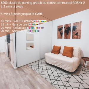 10 min de Paris Appartement touristique ou d'affaires في روسني-سو-بوا: تقديم غرفة معيشة مع أريكة