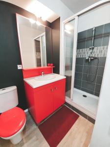 10 min de Paris Appartement touristique ou d'affaires في روسني-سو-بوا: حمام احمر مع مرحاض ودش