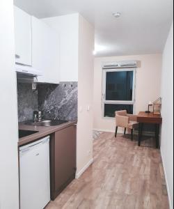 Η κουζίνα ή μικρή κουζίνα στο 10 min from Paris AND close to Metro