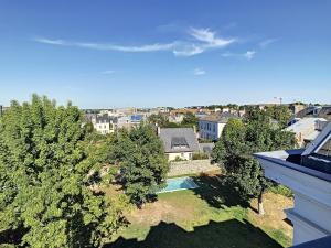 una vista aérea de una casa con piscina en Maison Lacase en Saint-Malo