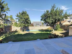 a view of a yard with a yard at Maison Lacase in Saint Malo