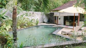 Der Swimmingpool an oder in der Nähe von Lullabi Lumbung Villa