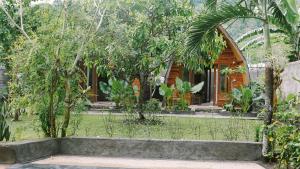 Ein Garten an der Unterkunft Lullabi Lumbung Villa