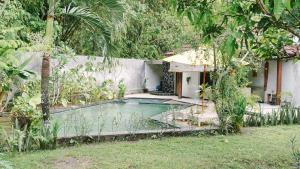 Der Swimmingpool an oder in der Nähe von Lullabi Lumbung Villa