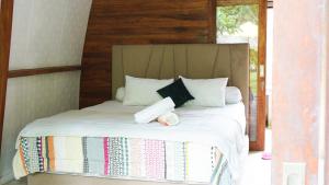 Ein Bett oder Betten in einem Zimmer der Unterkunft Lullabi Lumbung Villa