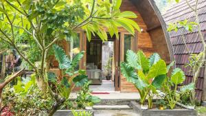 ein Haus mit einem Haufen Pflanzen davor in der Unterkunft Lullabi Lumbung Villa in Lajor