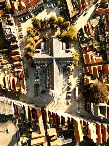 een luchtzicht op een stad met gebouwen bij Heavens Hotel in Hoorn