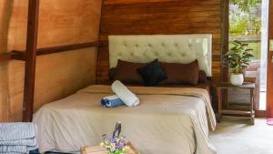 Ein Bett oder Betten in einem Zimmer der Unterkunft Lullabi Lumbung Villa