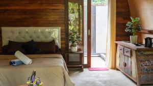 Ein Bett oder Betten in einem Zimmer der Unterkunft Lullabi Lumbung Villa