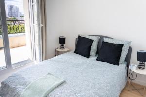 Voodi või voodid majutusasutuse Superbe Appartement F4 Puteaux toas