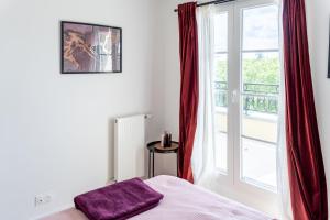 Voodi või voodid majutusasutuse Superbe Appartement F4 Puteaux toas