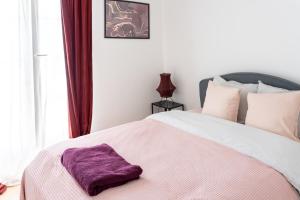 Voodi või voodid majutusasutuse Superbe Appartement F4 Puteaux toas