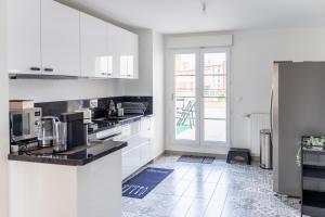 Köök või kööginurk majutusasutuses Superbe Appartement F4 Puteaux