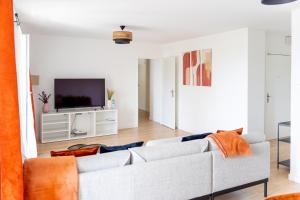 TV a/nebo společenská místnost v ubytování Superbe Appartement F4 Puteaux
