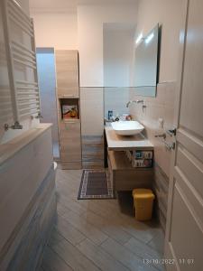 La salle de bains est pourvue d'un lavabo et d'un miroir. dans l'établissement Tra cielo e mare, à Capo dʼOrlando