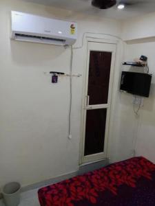 Zimmer mit einer Tür und einem Fenster mit einem roten Teppich in der Unterkunft Vedanta Hotel, Bareilly in Bareilly