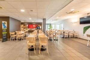 TV a/nebo společenská místnost v ubytování B&B HOTEL Lyon Sud États-Unis