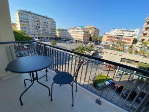 balcone con 2 tavoli e vista sulla città di In centro a due passi dal mare a Pescara