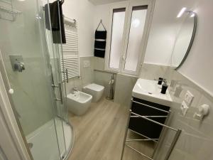 un bagno con wc, lavandino e doccia di In centro a due passi dal mare a Pescara