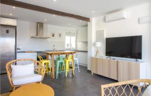 cocina y sala de estar con mesa y sillas en Stunning Apartment In Santa Pola With Kitchenette, en Santa Pola
