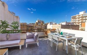 Balkoni atau teres di Stunning Apartment In Santa Pola