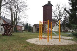 un parque con parque infantil con columpio en Spreewälder Schwalbenhof - Ferienwohnung "Nistkasten", en Golßen