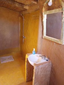 a bathroom with a sink and a window at SaharaTime Camp in Hassilabied