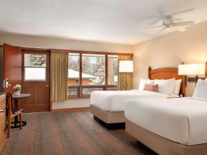 Postel nebo postele na pokoji v ubytování Fairmont Jasper Park Lodge